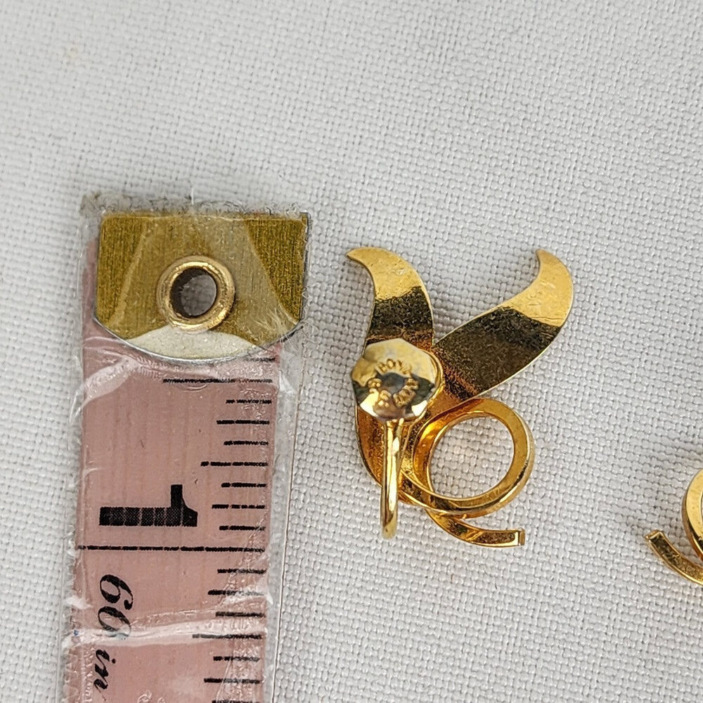Vintage Bond Boyd Golf Fill Leaf Screw Back Earrings - Picture 6 of 6